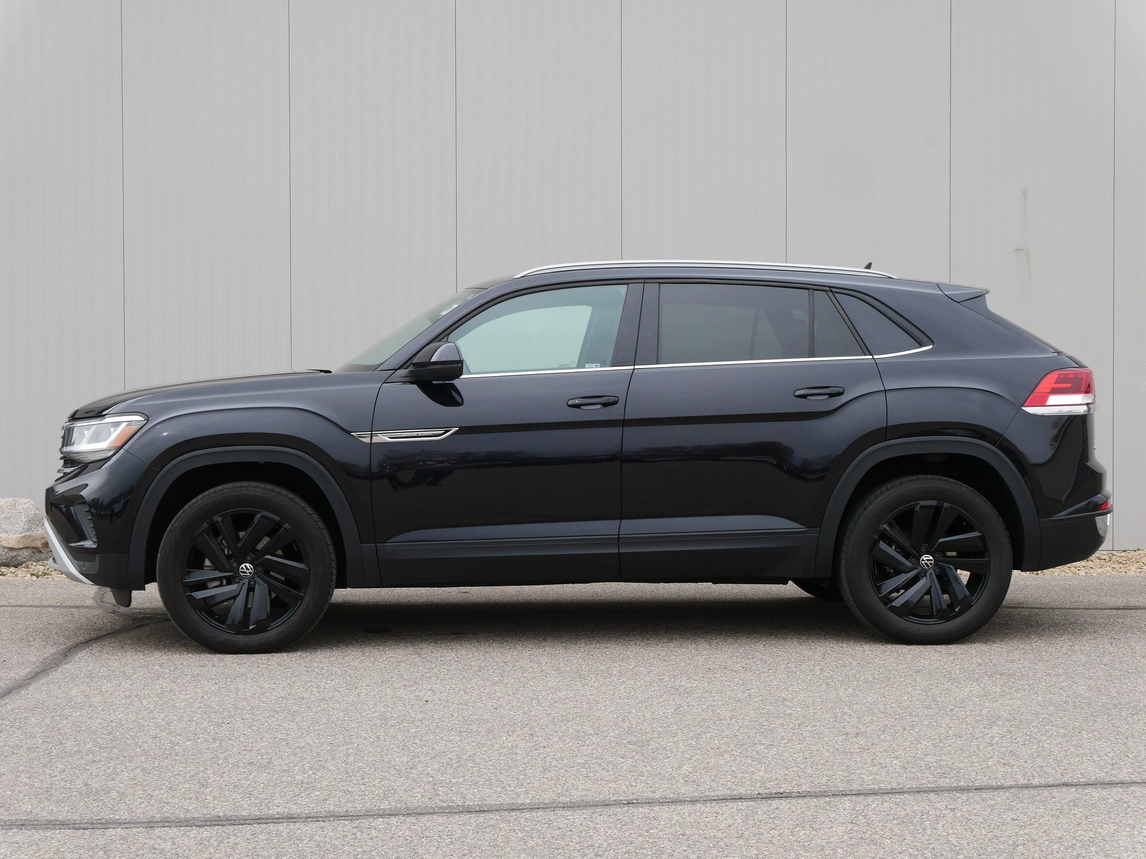 Used 2022 Volkswagen Atlas Cross Sport SE w/Tech with VIN 1V2HE2CA8NC225498 for sale in Hastings, Minnesota