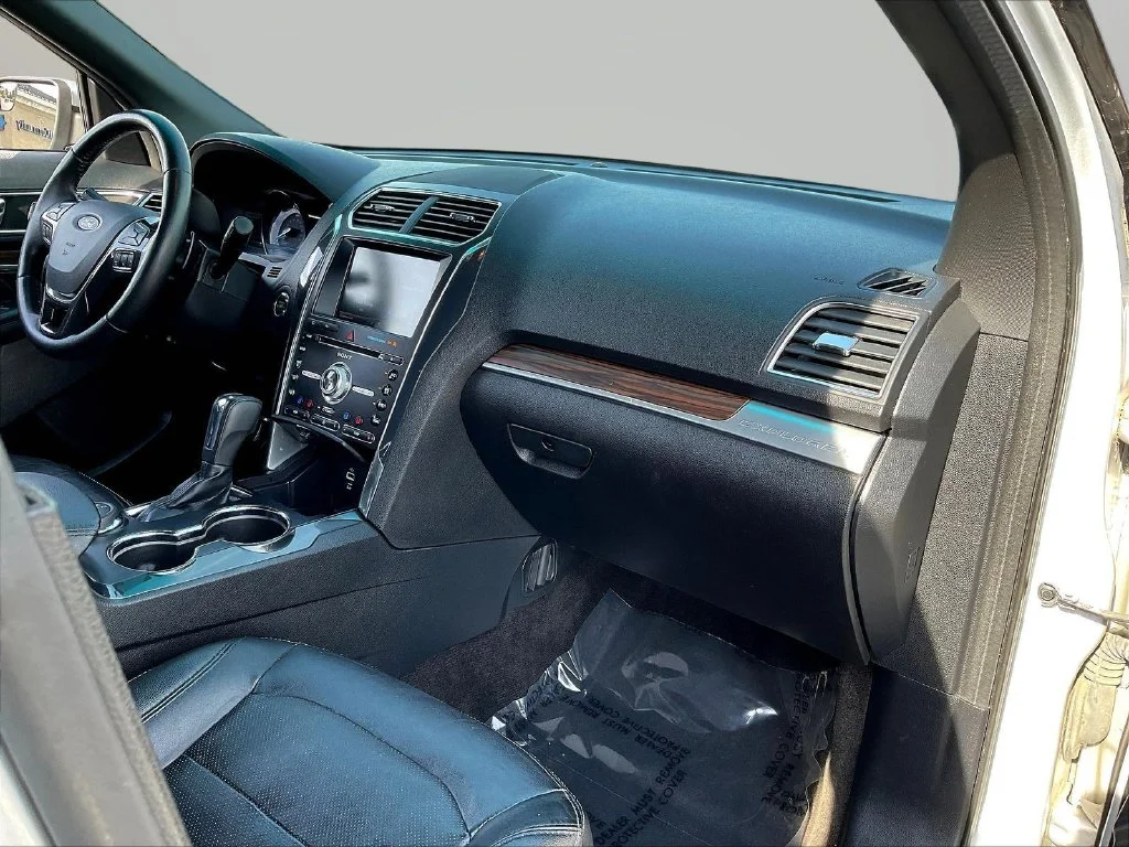 Used 2016 Silver Ford Limited image 27