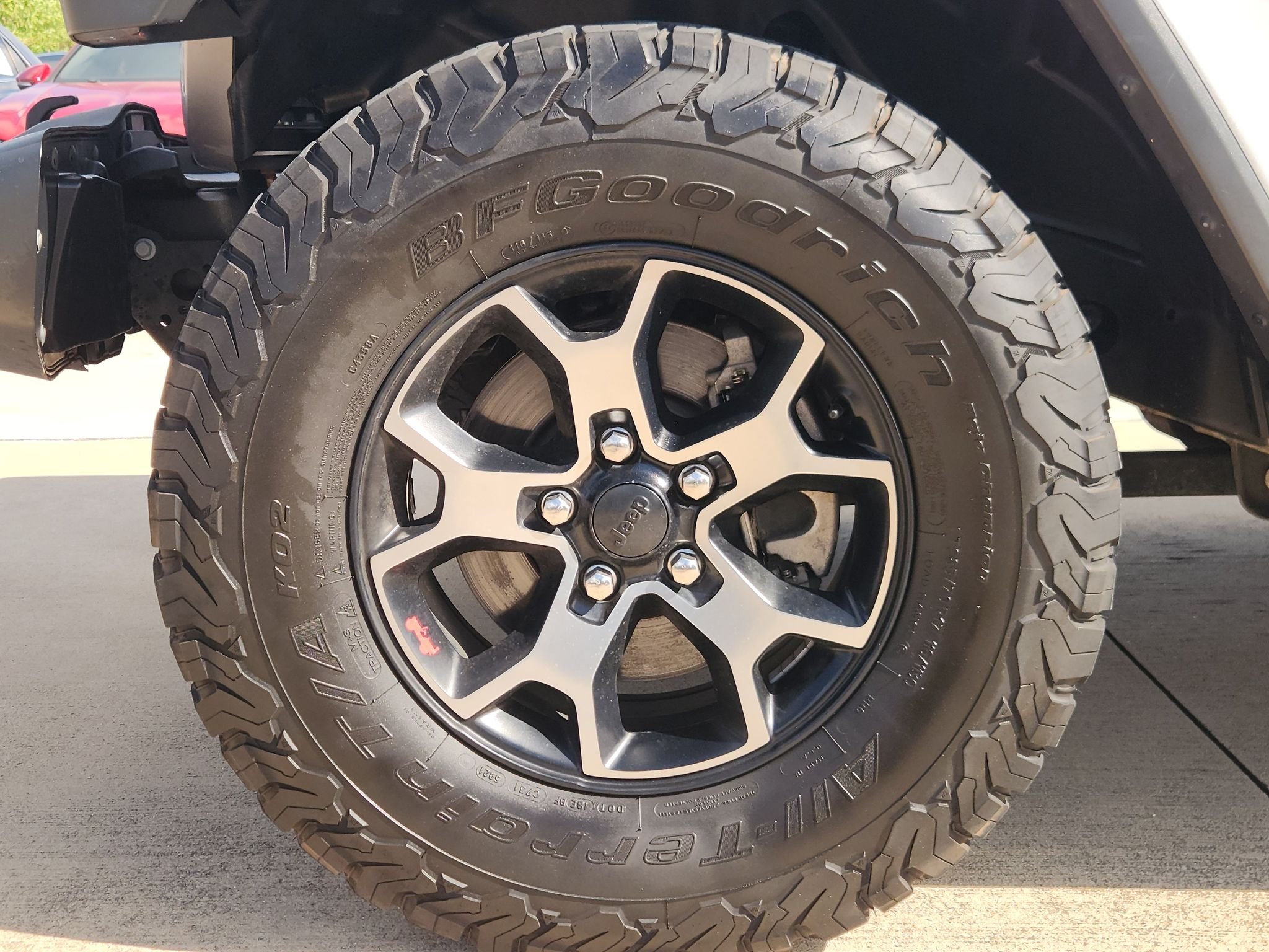 Used 2018 Billet Silver Metallic Clearcoat Jeep Sahara image 11