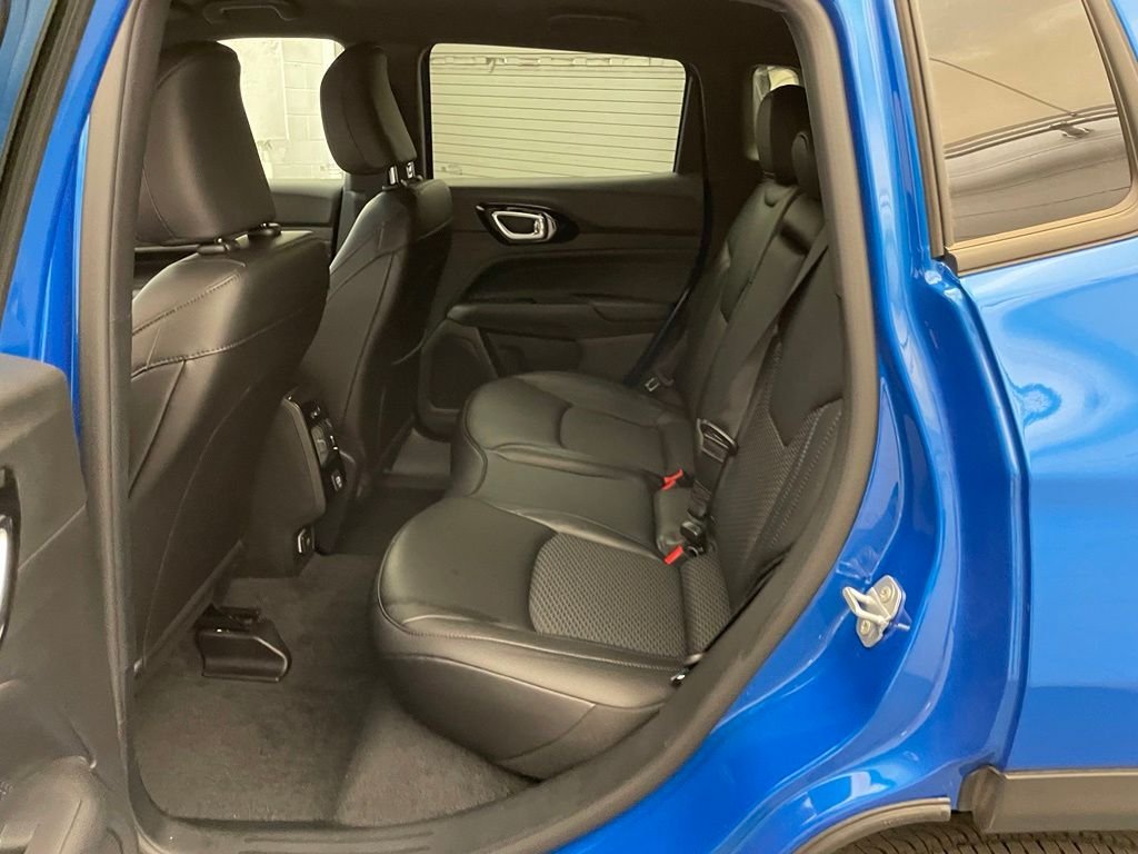 New 2026 Hydro Blue Pearl-Coat Exterior Paint Jeep Latitude image 15