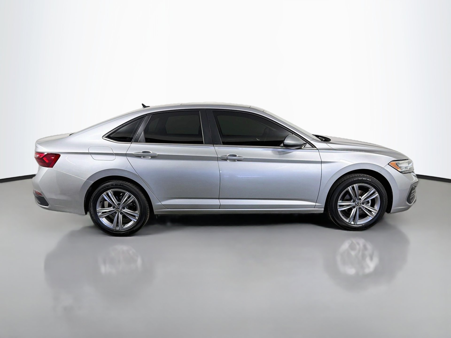 Certified Used 2023 Silver Volkswagen 1.5T SE image 4