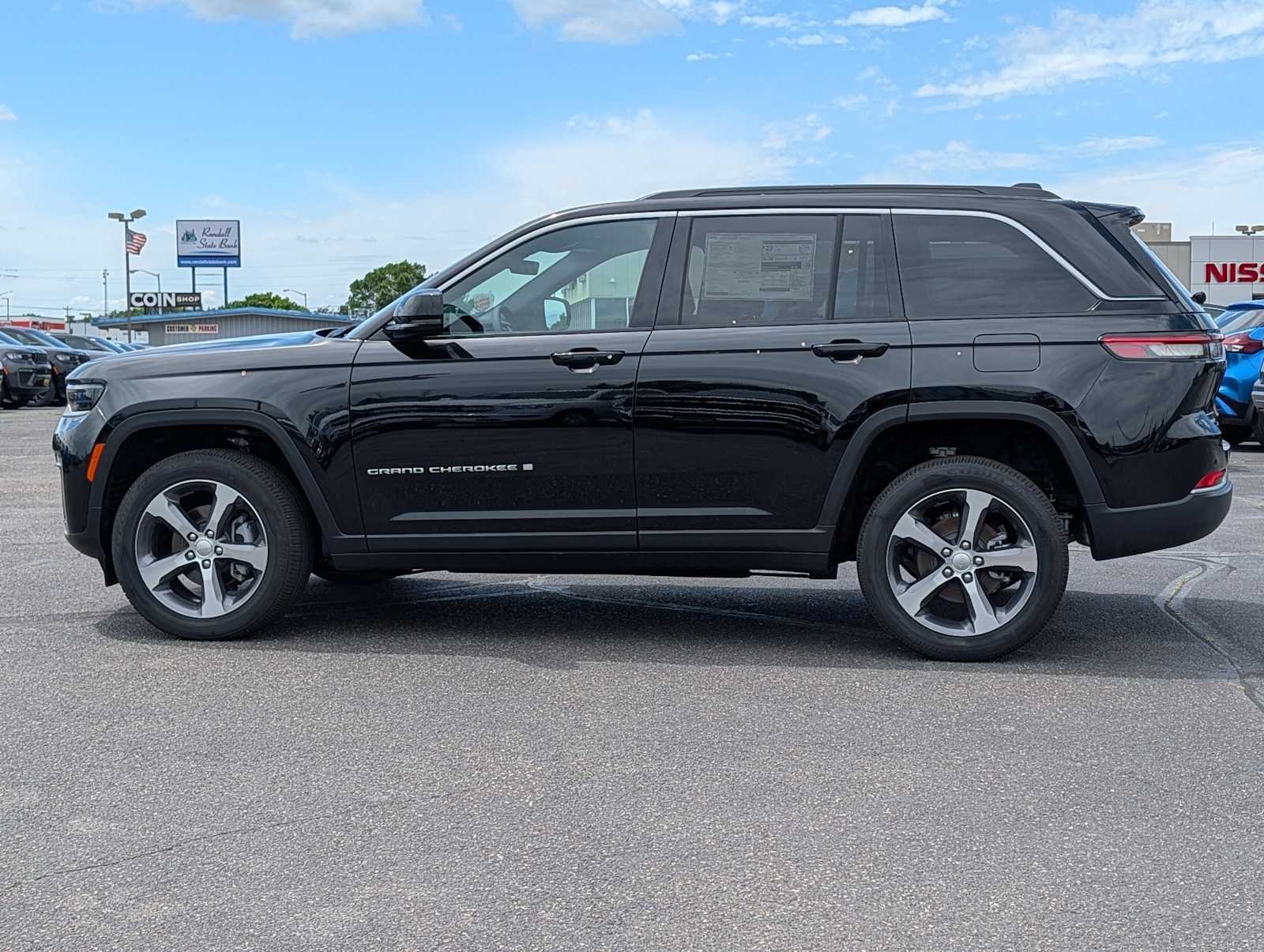 New 2026 Diamond Black Crystal Pearlcoat Jeep Limited image 4