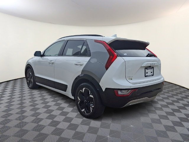 Used 2023 White Kia Wave image 5