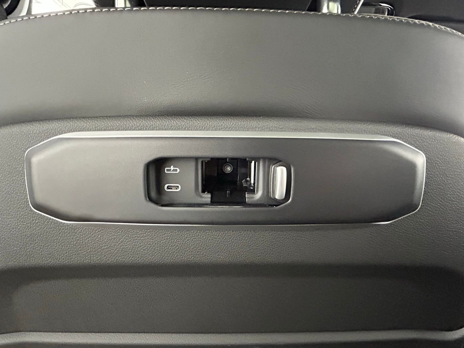 New 2026 Black Sapphire Metallic BMW M60i image 34