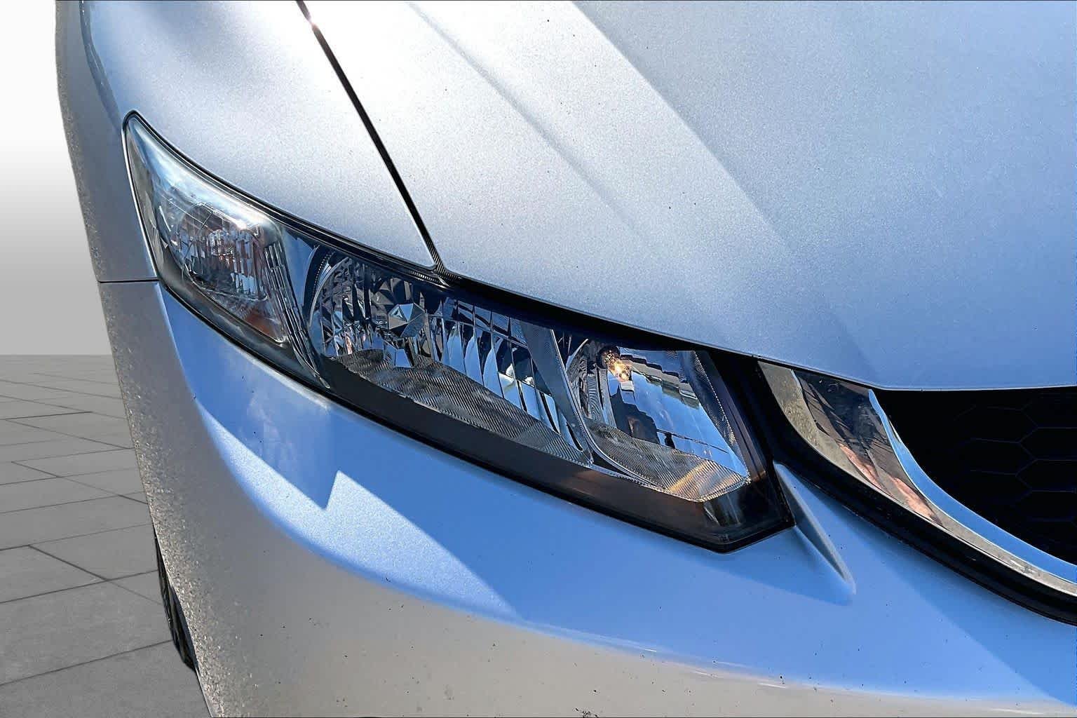 Used 2013 Alabaster Silver Metallic Honda LX image 27