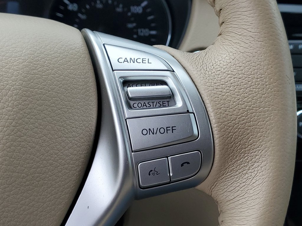 Used 2014 Moonlight White Nissan SL image 20