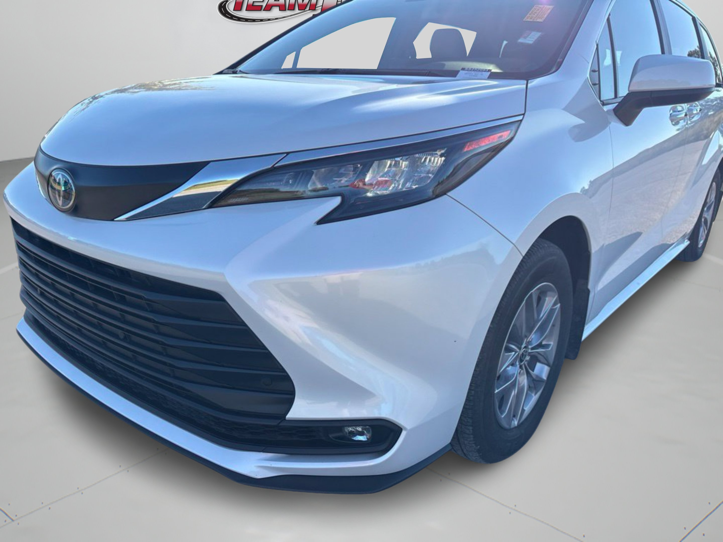 Used 2025 Pearl Toyota XLE image 31