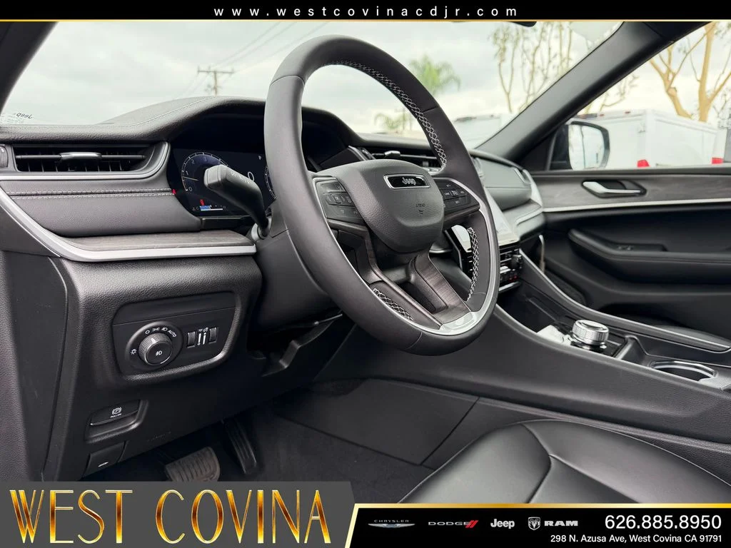 New 2025 Velvet Red Pearl-Coat Exterior Paint Jeep Limited image 12