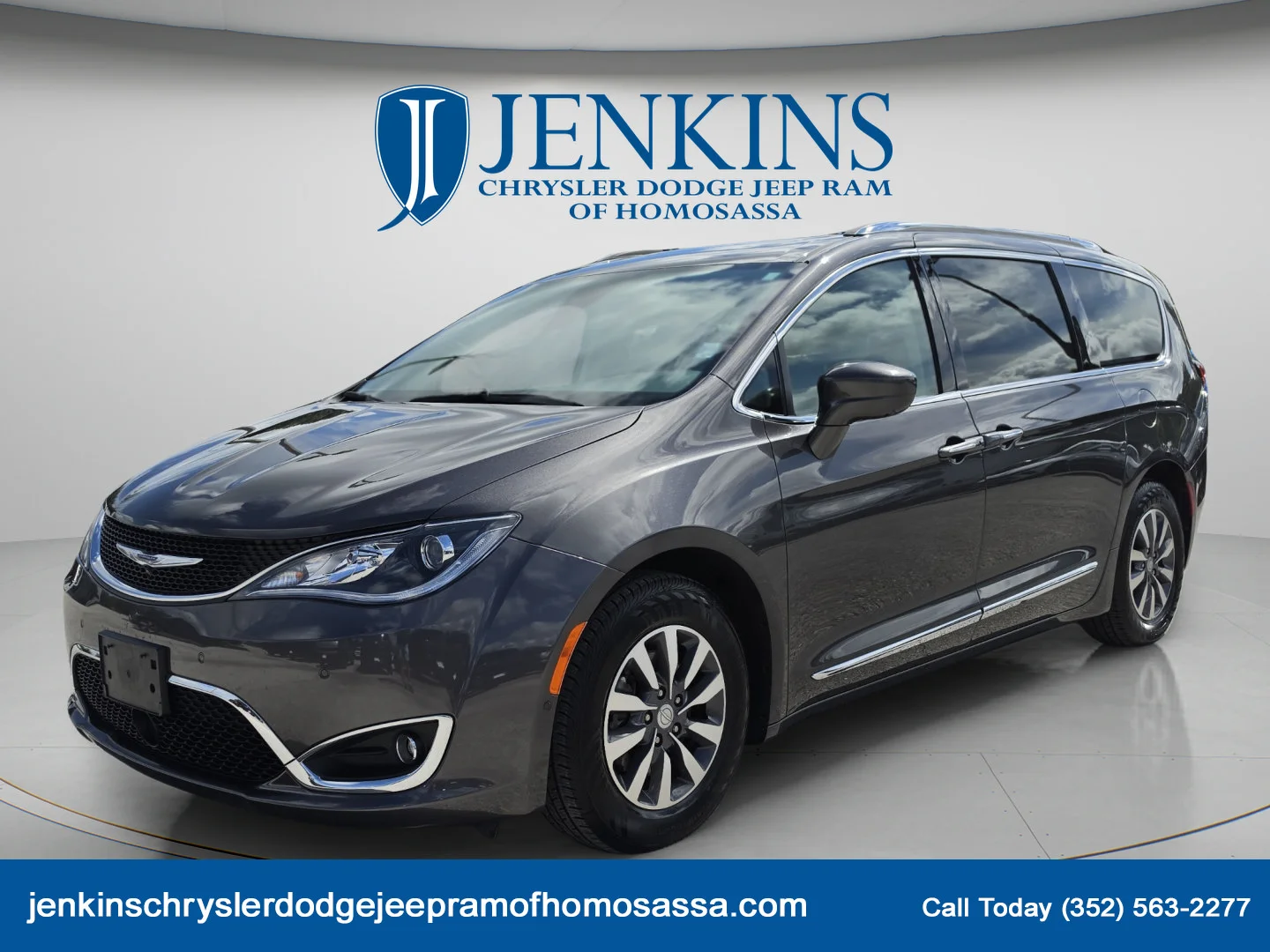 Used 2020 Granite Crystal Metallic Clearcoat Chrysler Touring L Plus image 11