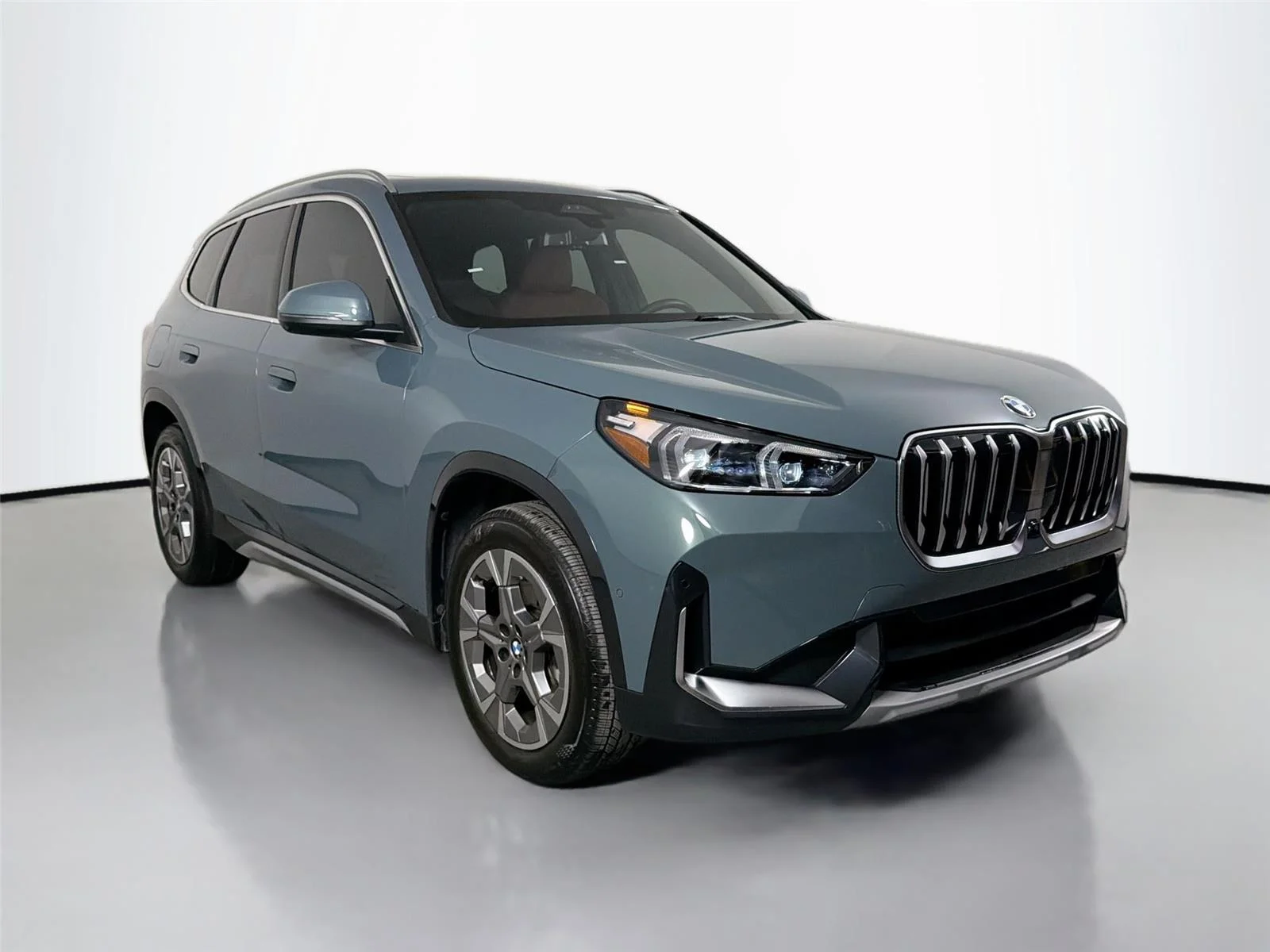 Used 2026 Cape York Green Metallic BMW xDrive28i image 3