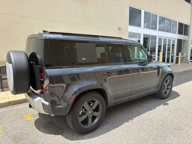 Used 2023 Carpathian Gray Premium Metallic Land Rover SE image 4