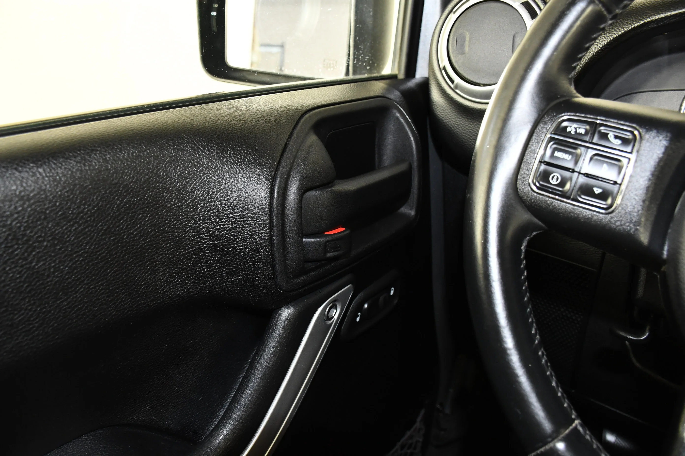 Used 2013 Billet Silver Metallic Jeep Sahara image 33