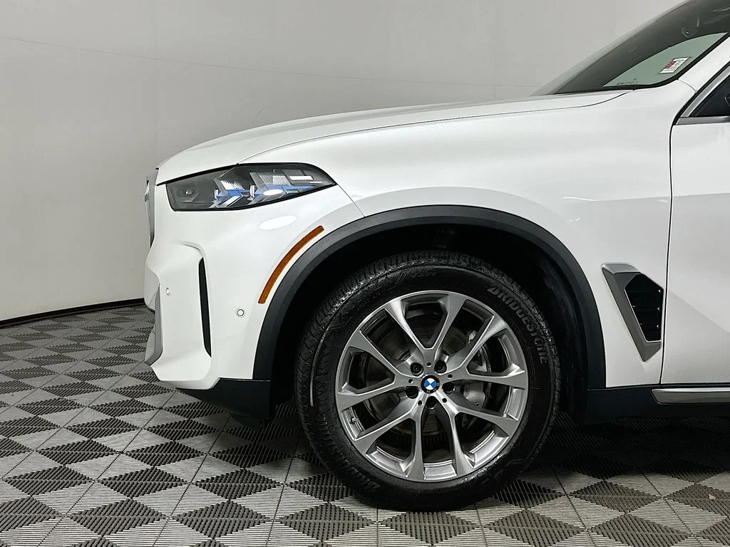 Used 2026 White Metallic BMW xDrive40i image 9