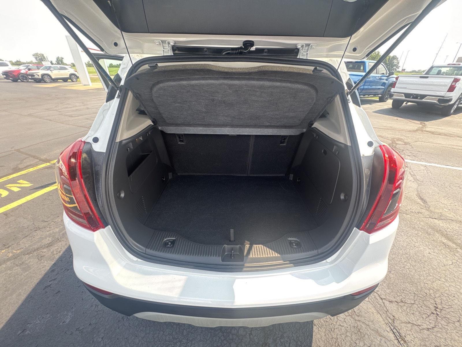Used 2022 Summit White Buick Preferred image 13