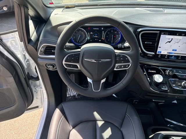 New 2026 Bright White Clear-Coat Exterior Paint Chrysler Select image 19