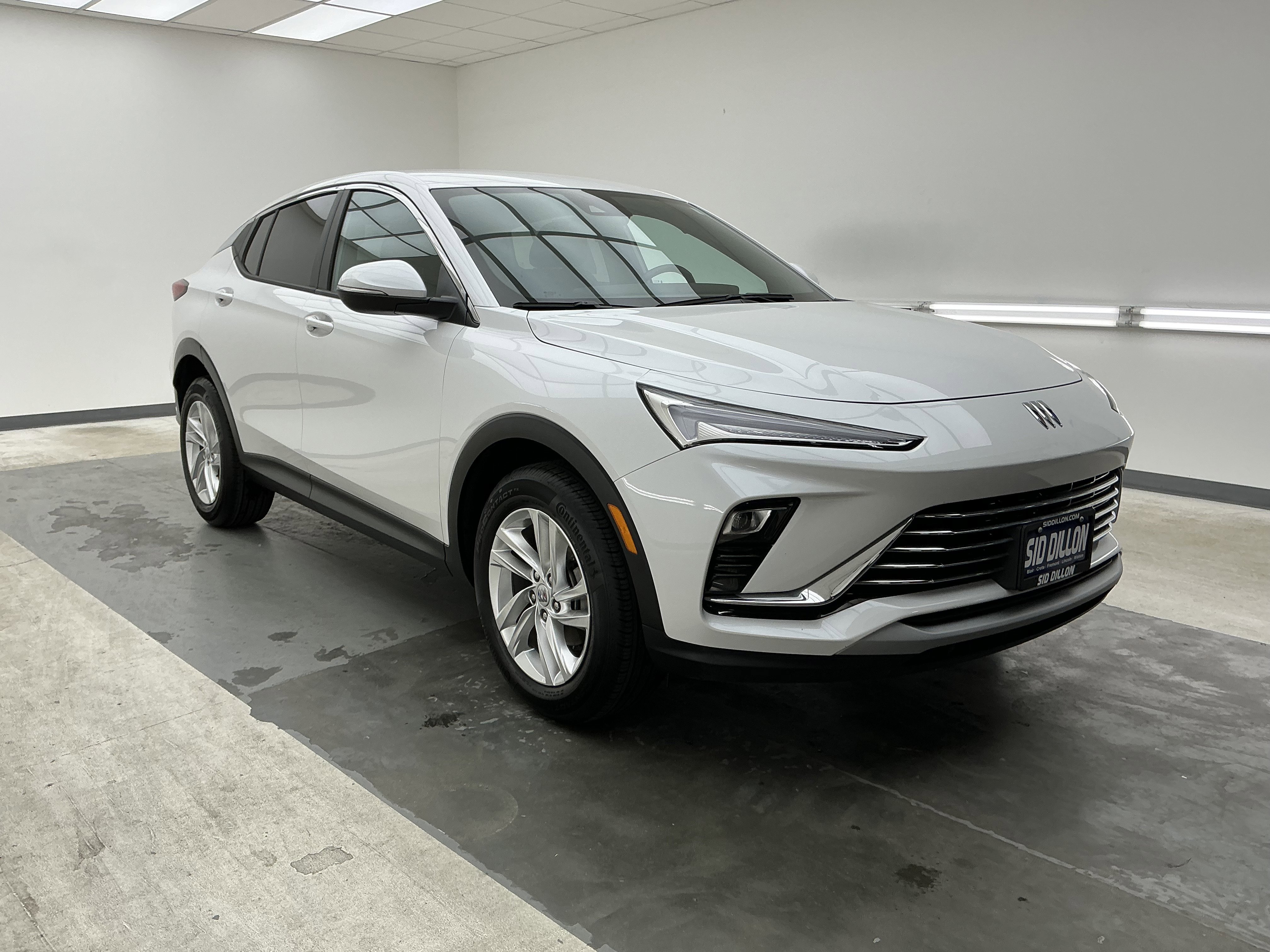 Used 2024 White Frost Tricoat Buick Preferred image 3