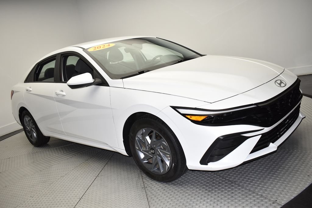 Used 2024 White Hyundai SEL image 3