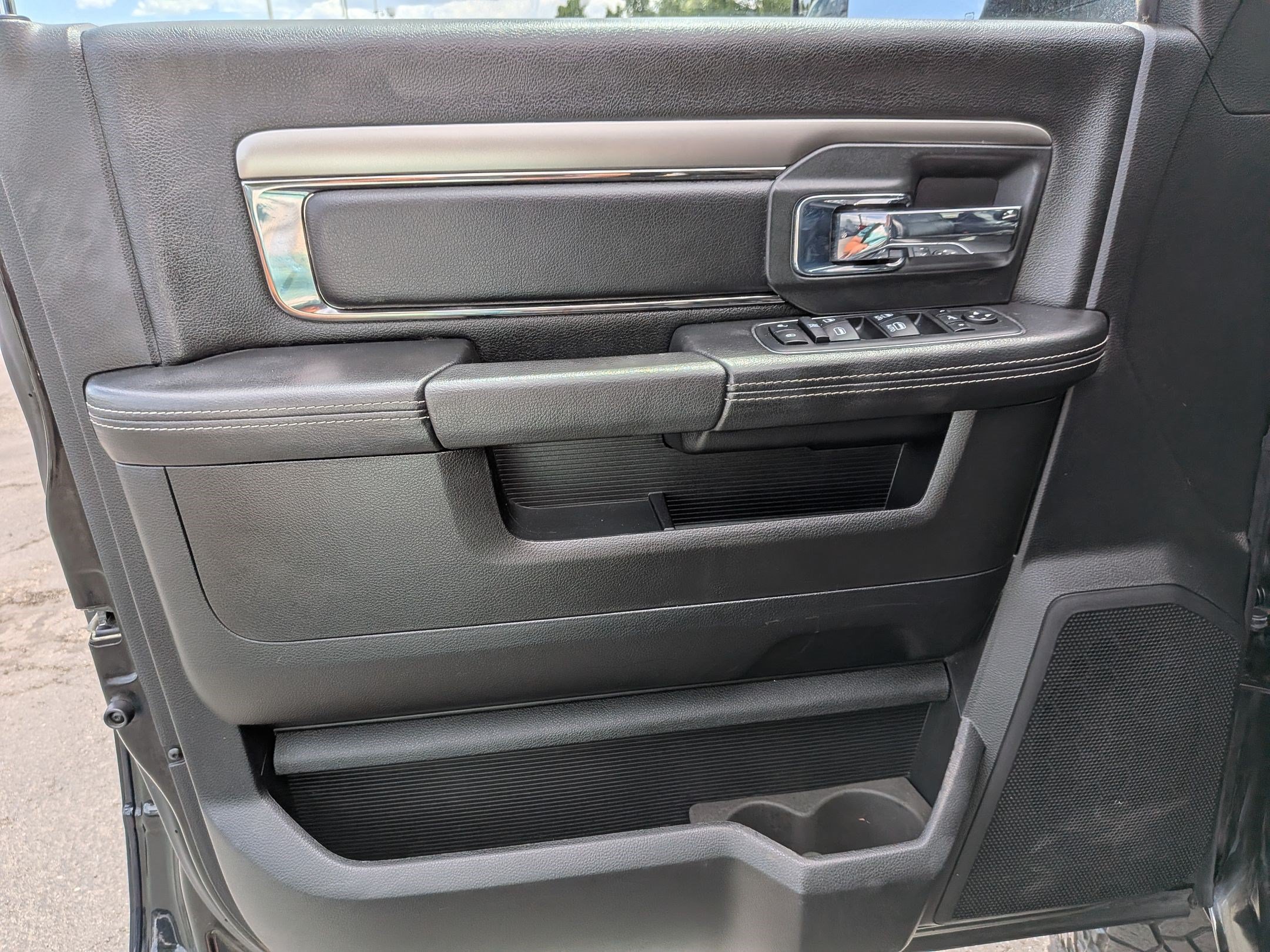 Used 2018 Brilliant Black Crystal Pearlcoat Ram Laramie image 12