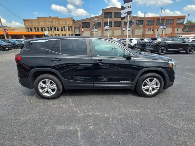 Used 2022 Ebony Twilight Metallic GMC SLE image 8