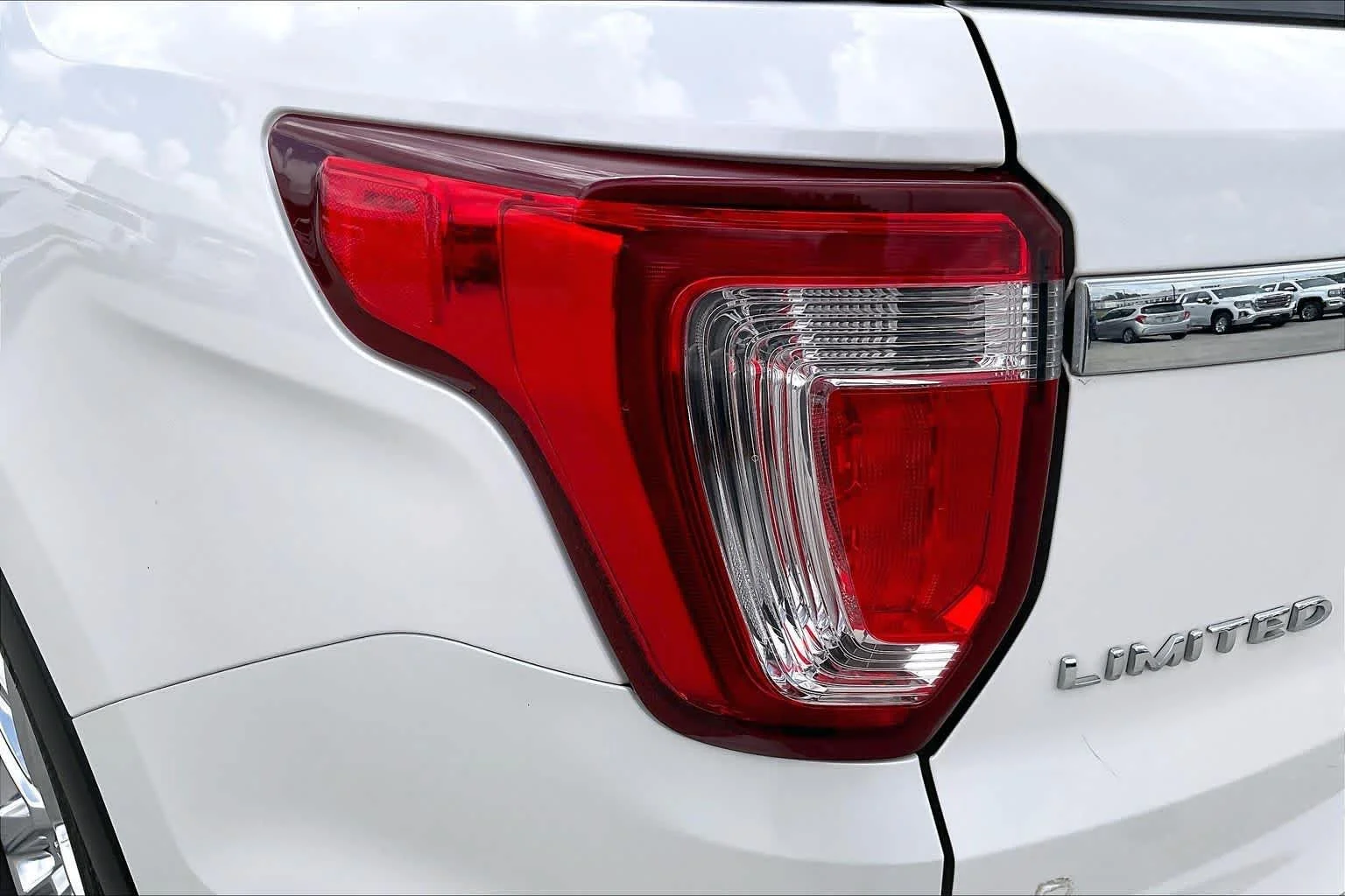 Used 2017 White Platinum Metallic Tri-Coat Ford Limited image 29
