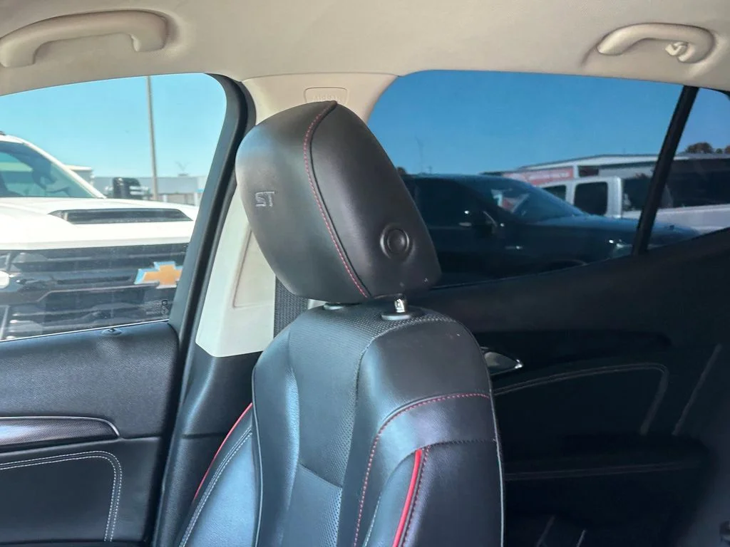 Used 2022 White Buick Essence image 12