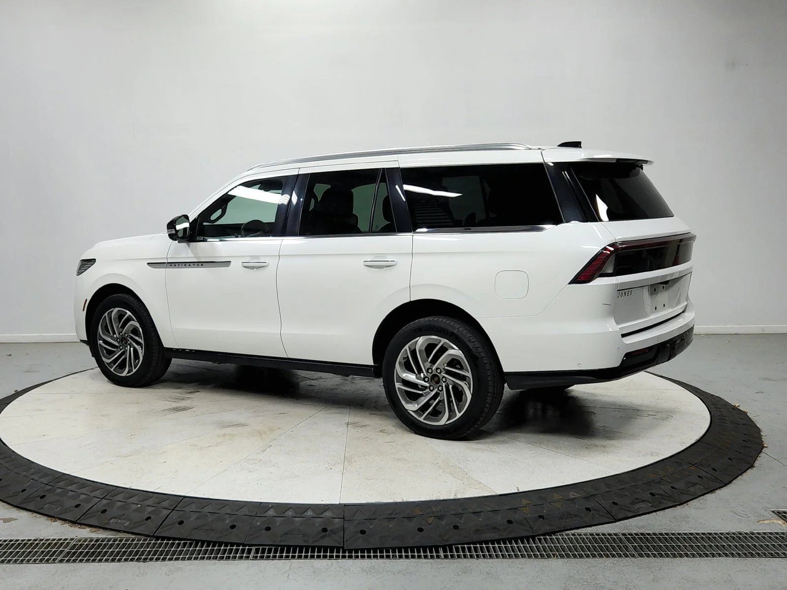 Used 2025 White Lincoln Reserve image 6