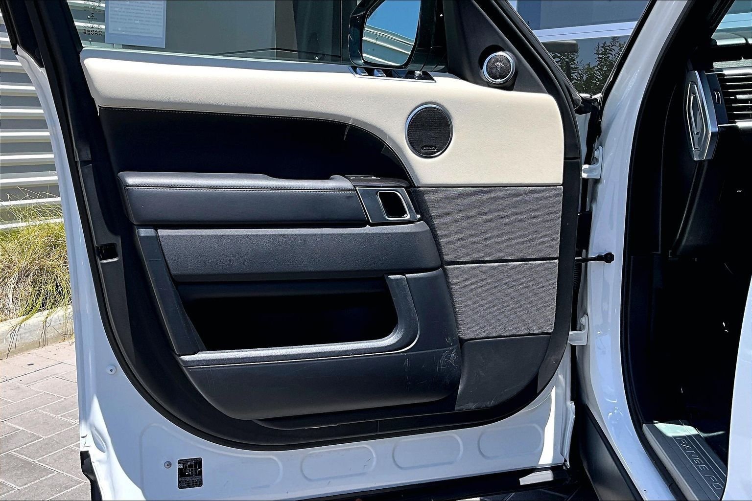 Used 2022 White Land Rover HSE Silver Edition image 23