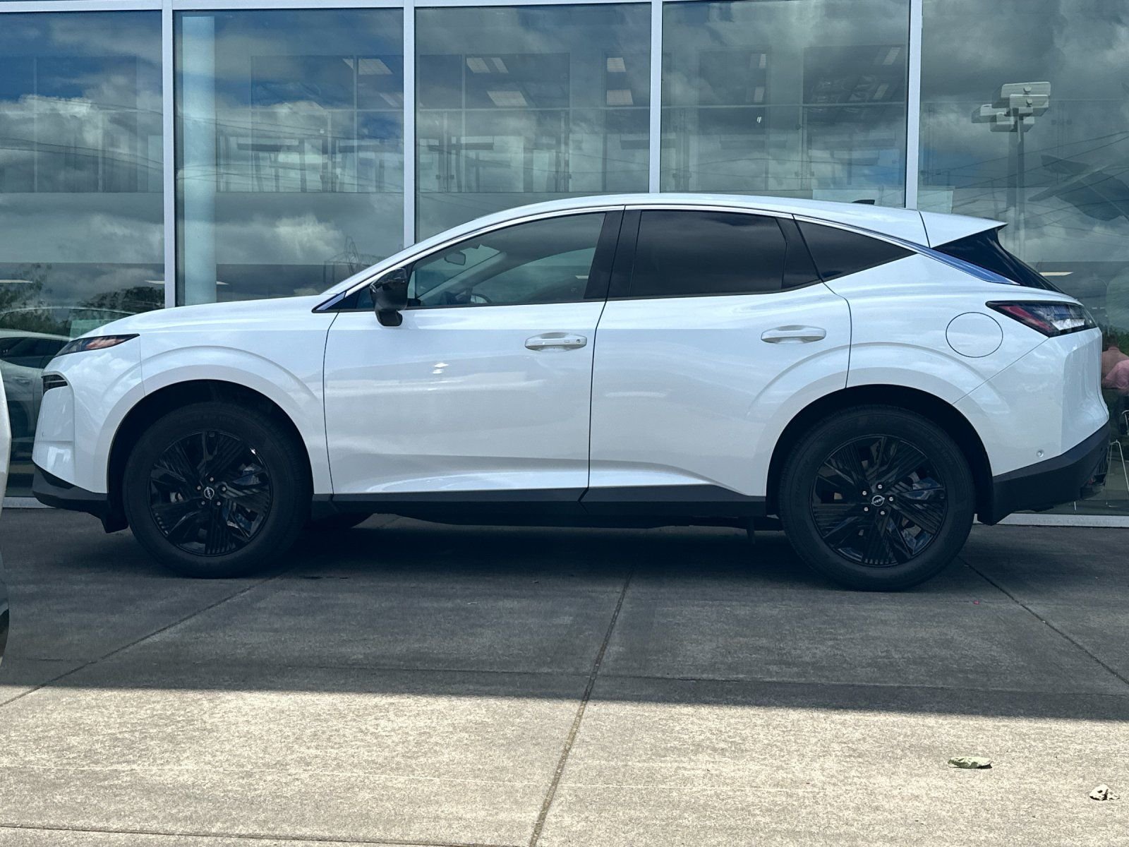 Used 2025 Everest White Pearl Tricoat Nissan SV image 6