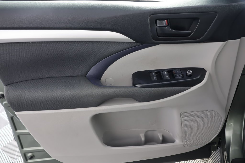 2017 Toyota Highlander LE - Photo 24