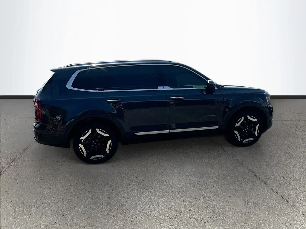Certified Used 2025  Kia S image 8