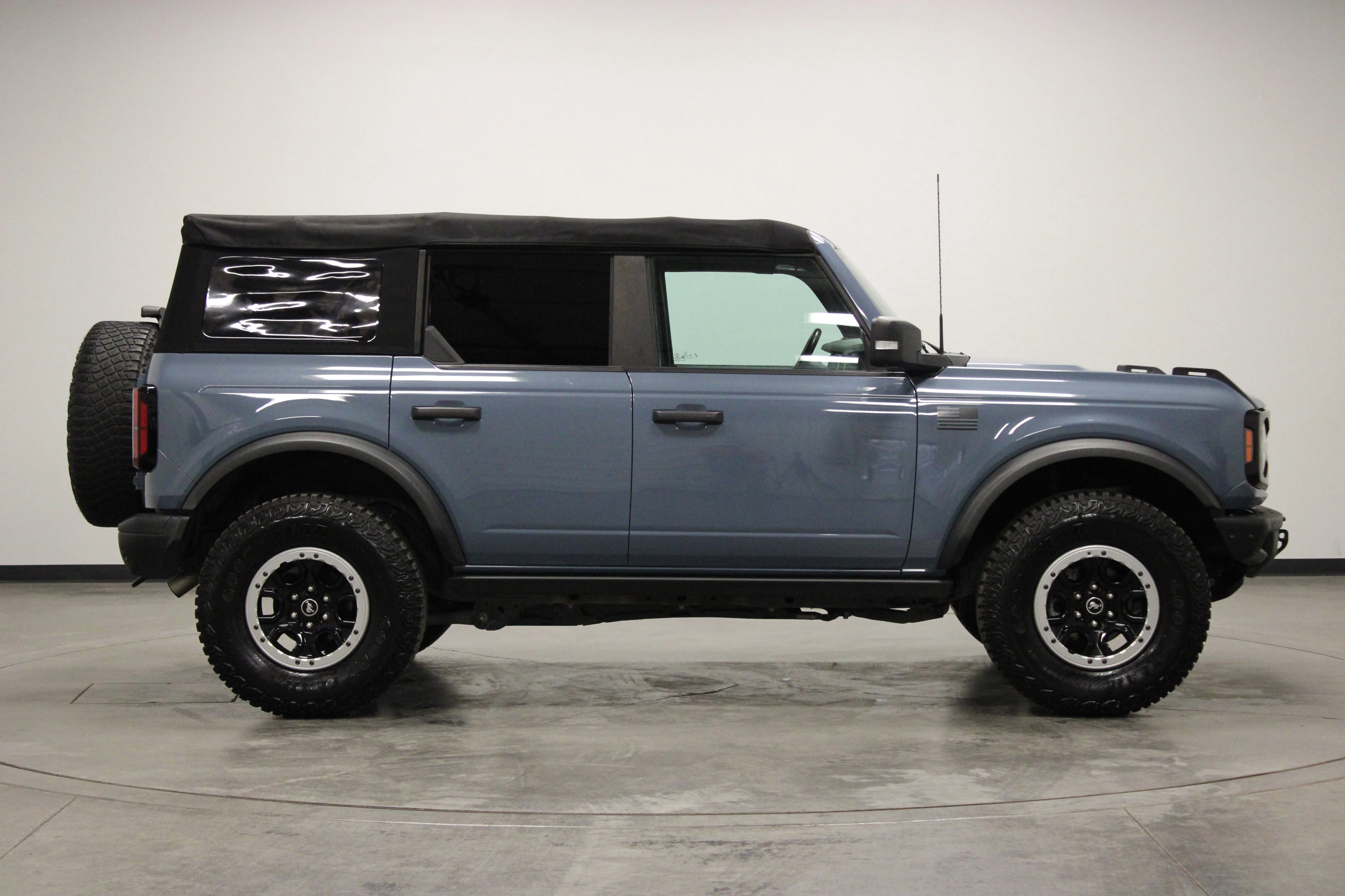 Used 2023 Azure Gray Metallic Tri-Coat Ford Badlands image 9