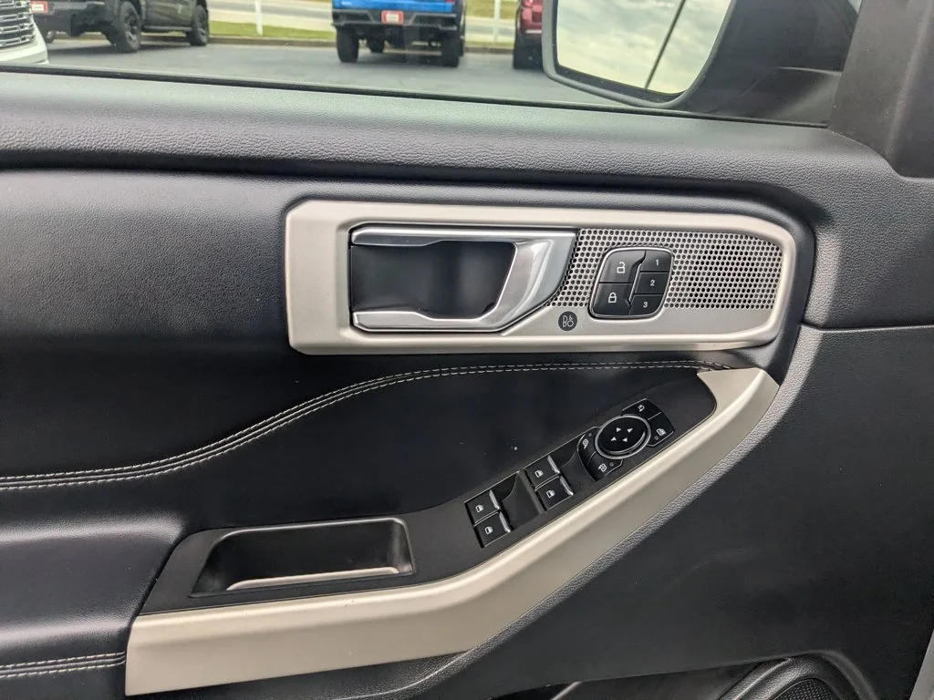 Used 2021  Ford Limited image 12