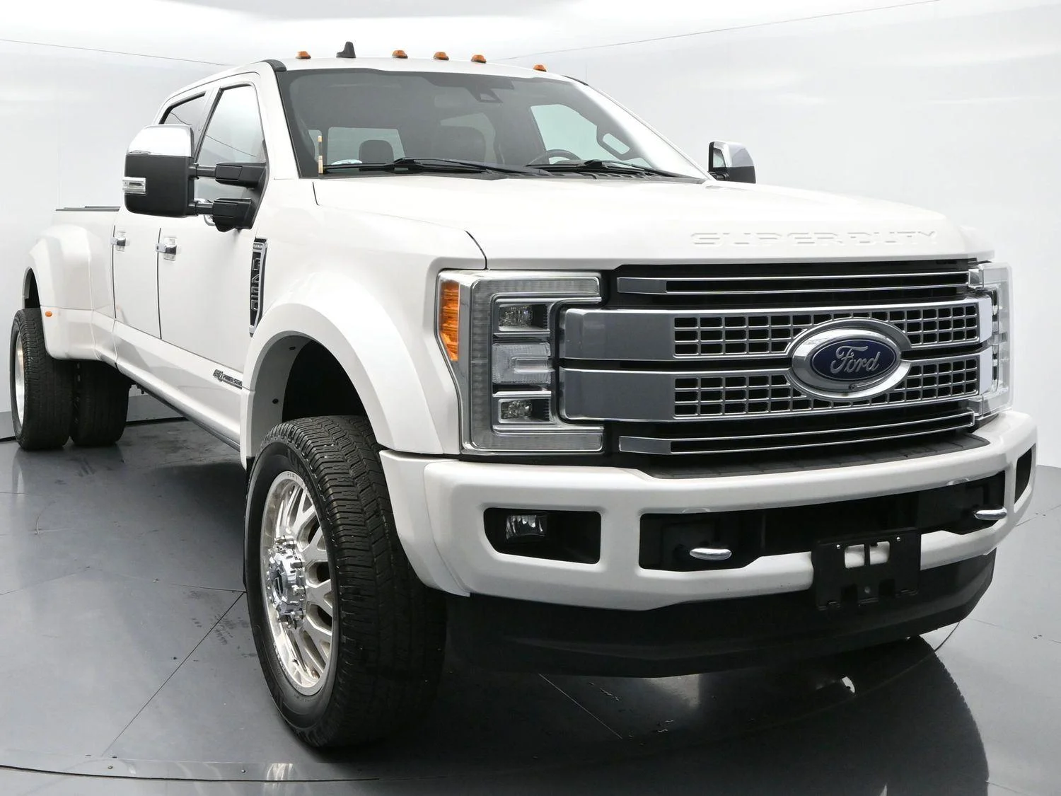 Used 2019 White Platinum Metallic Tri-Coat Ford Platinum image 2