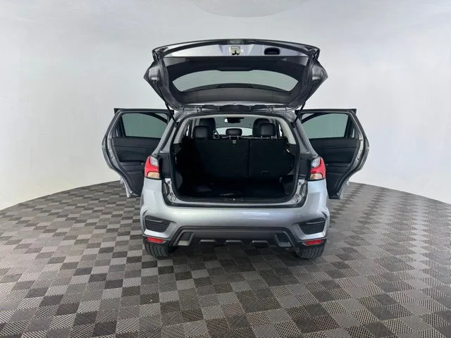Used 2023 Gray Mitsubishi 2.0 SE image 18