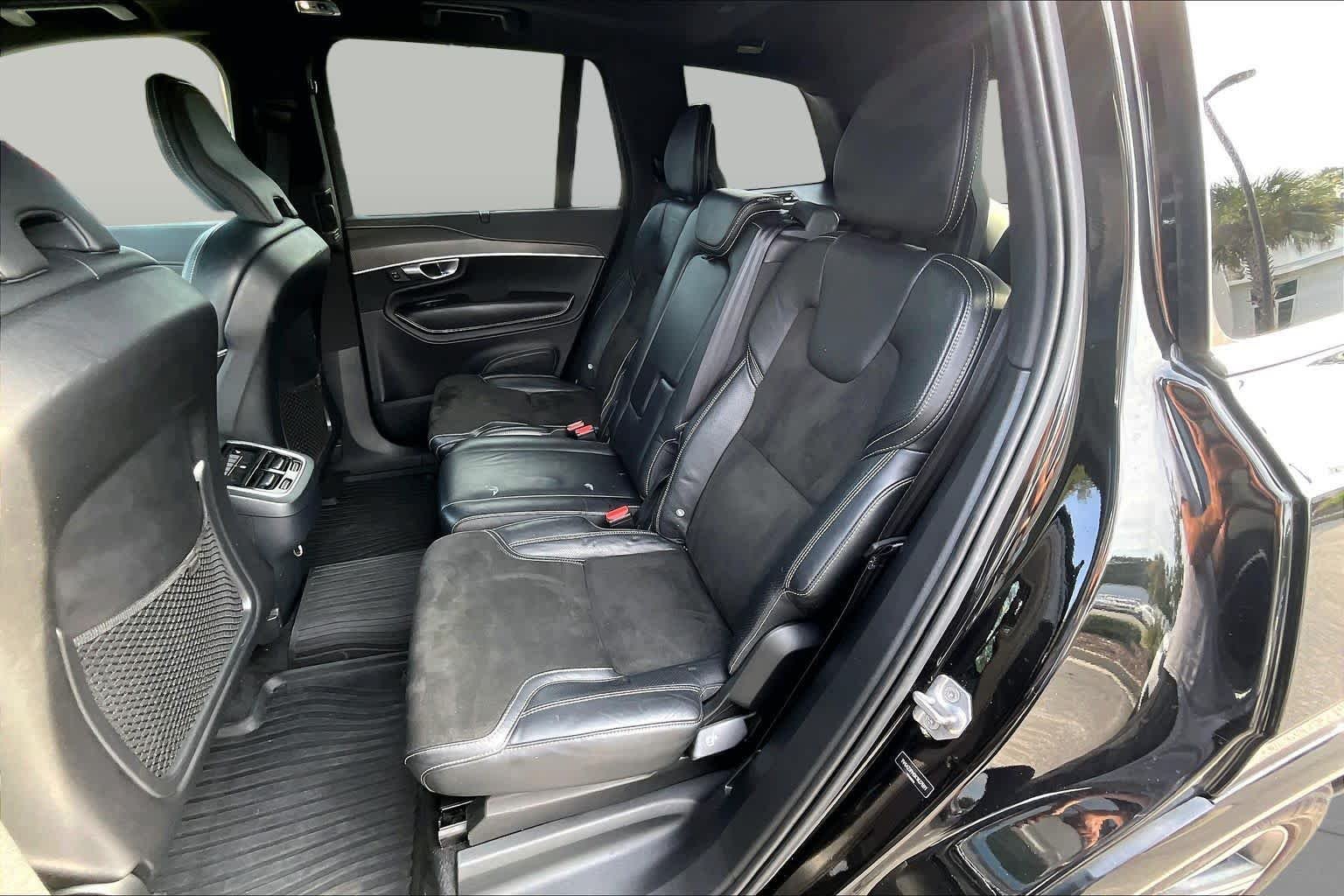 Used 2019 Onyx Black Metallic Volvo R-Design image 21