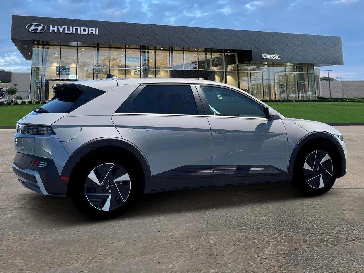 New 2025 Cyber Gray Hyundai SE image 8