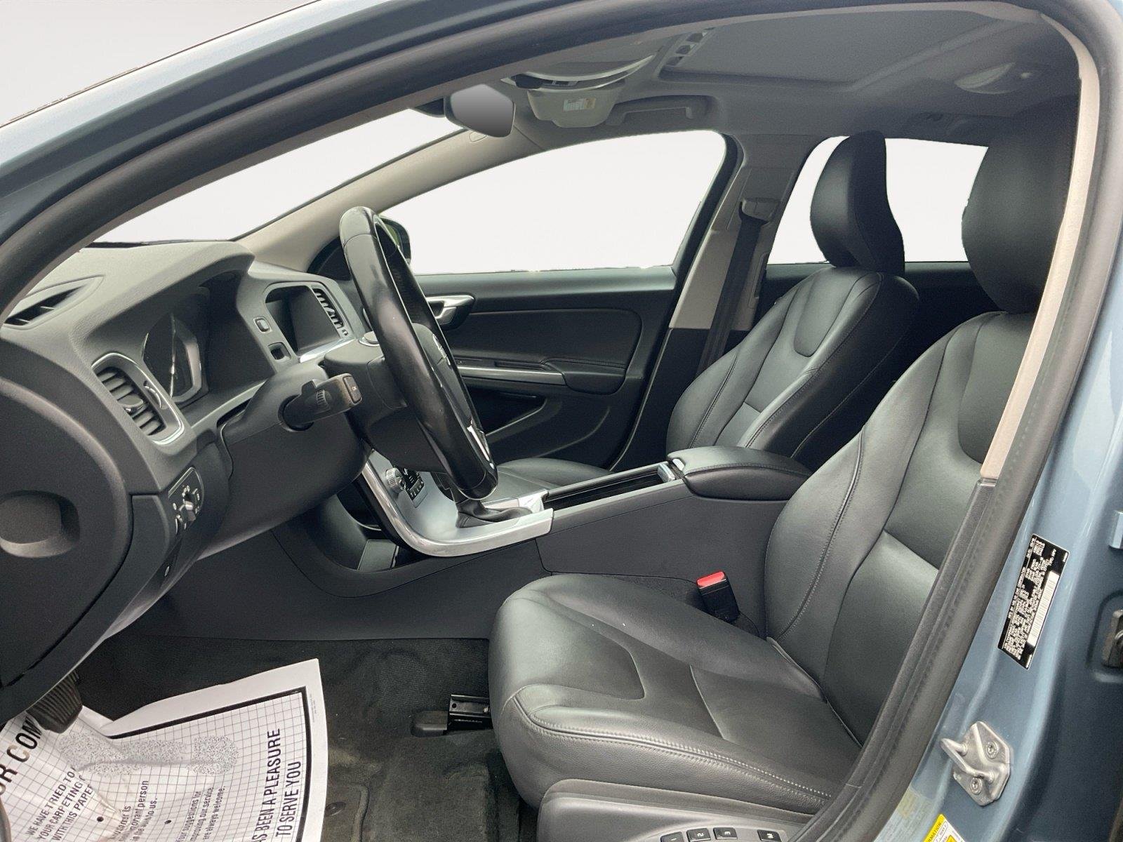 Used 2018 Mussel Blue Metallic Volvo T5PREMIER image 9