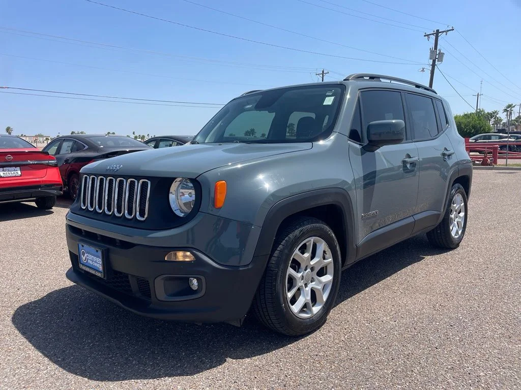 Used 2018 Gray Jeep Latitude image 3
