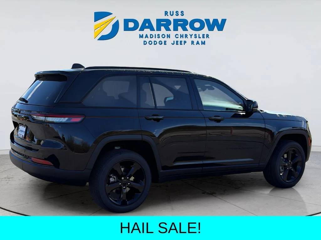 New 2025 Diamond Black Crystal Pearl-Coat Exterior Paint Jeep Laredo image 5