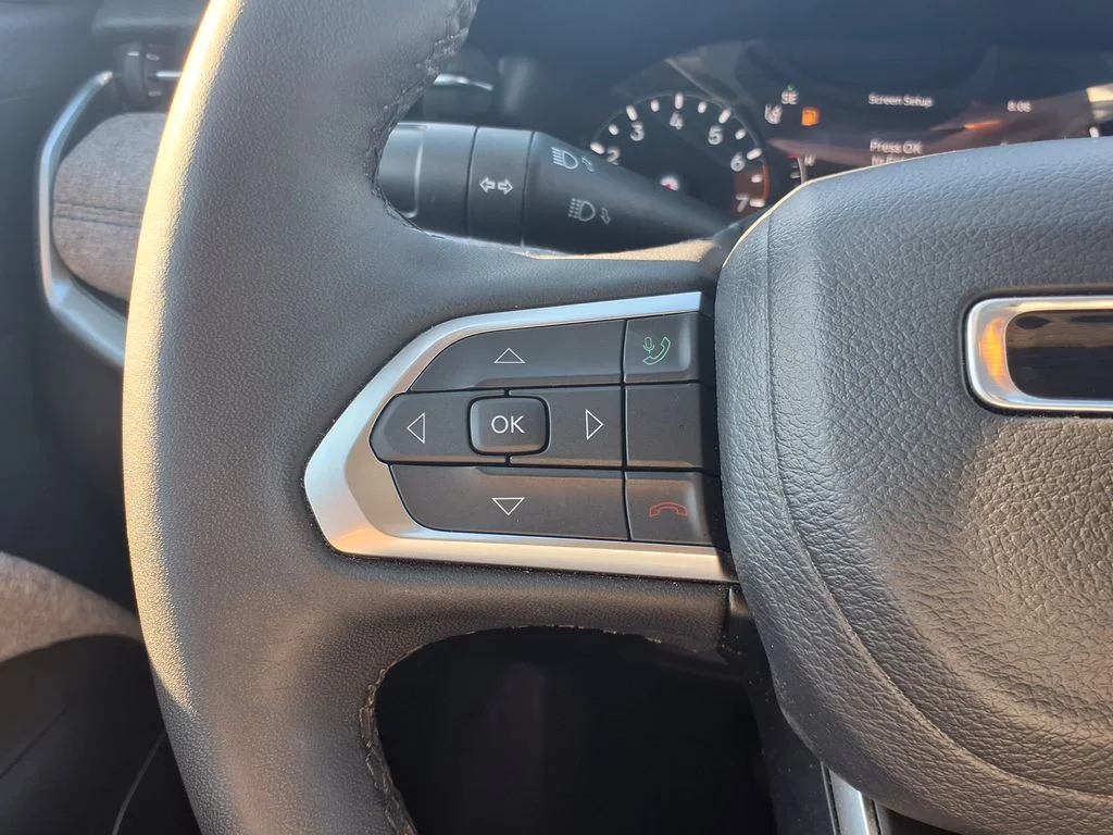 Used 2025 White Jeep Latitude image 22