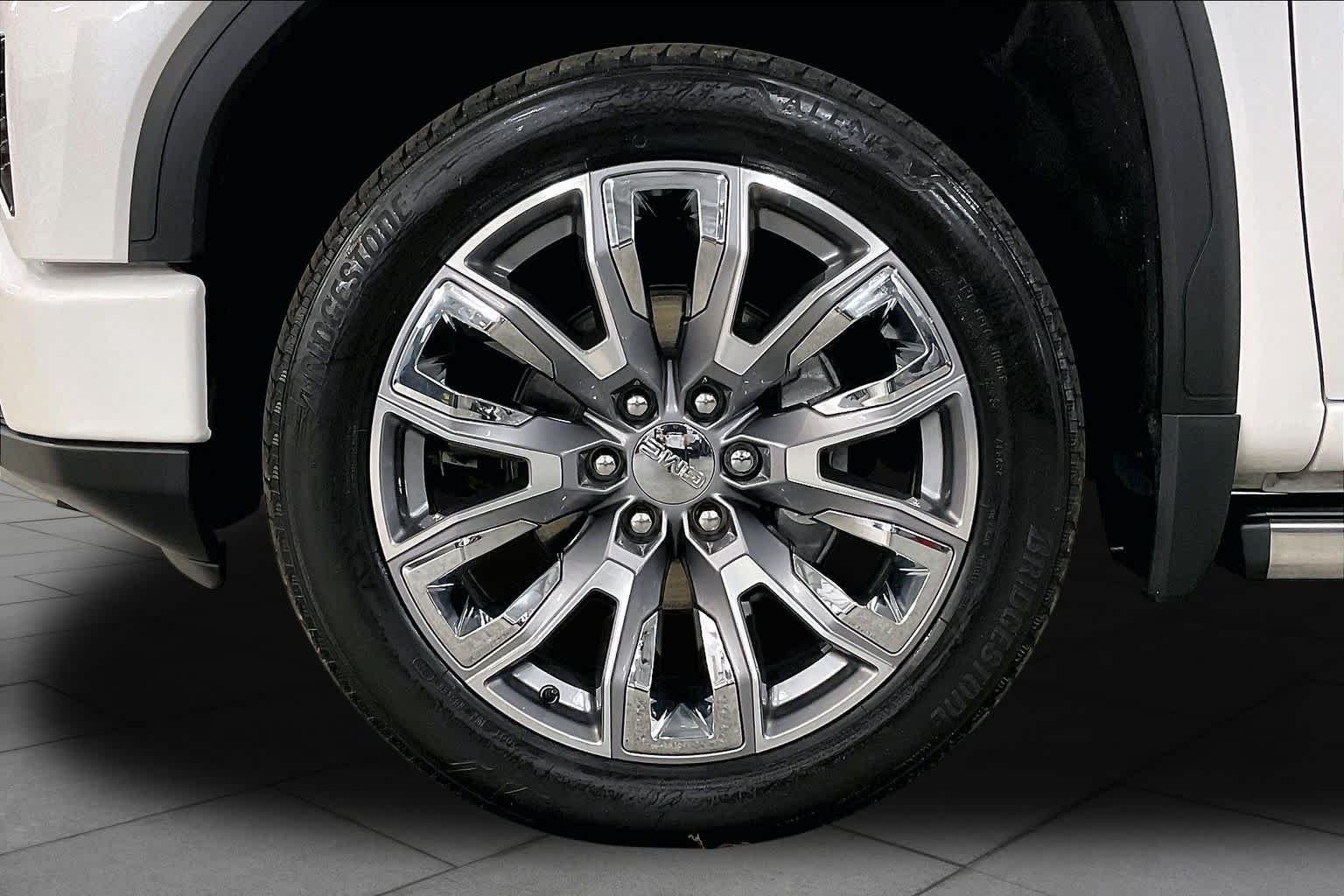 Used 2024 White Frost Tricoat GMC Denali image 11