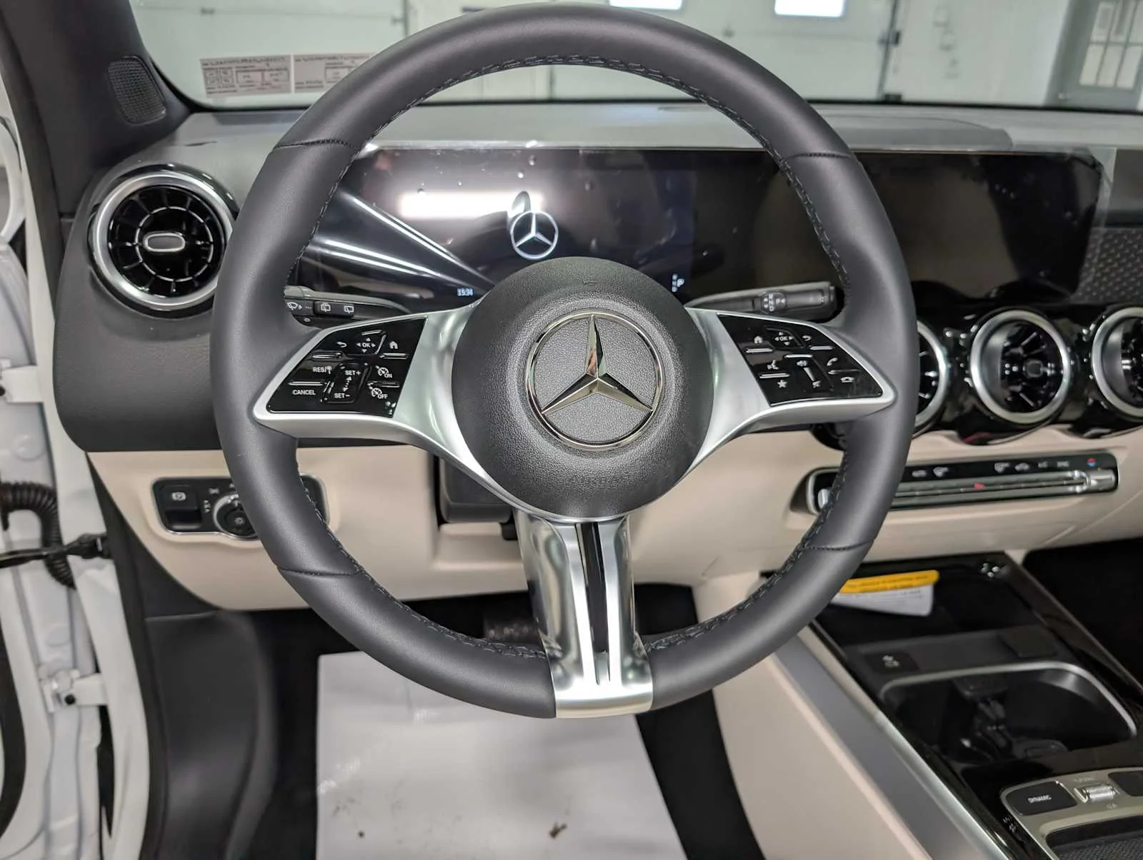 Used 2026 Polar White Mercedes-Benz GLB 250 image 32