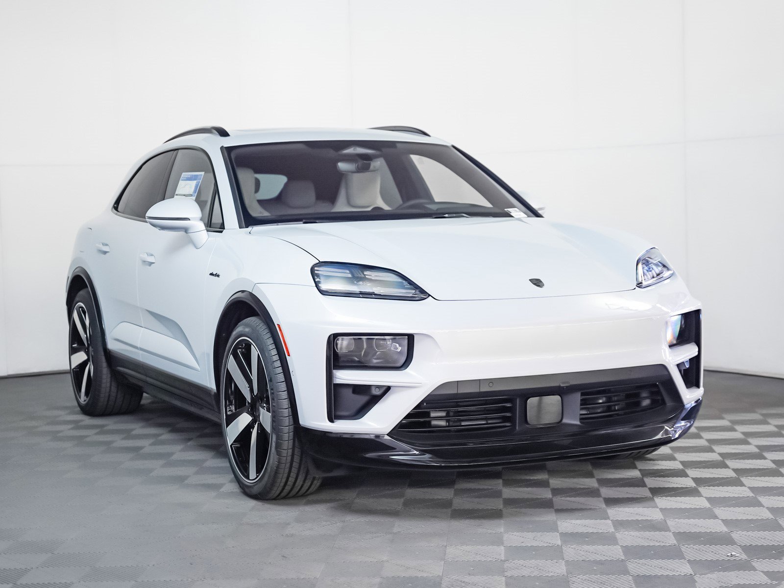 2025 Porsche Macan Turbo Electric - Photo 8