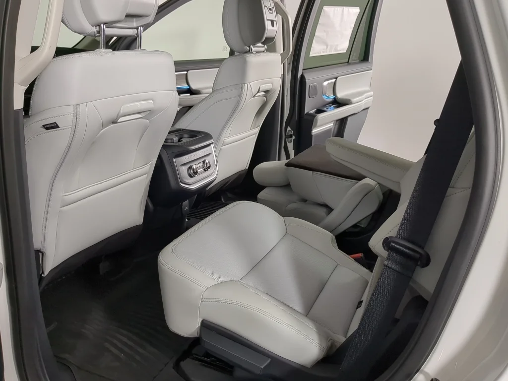 New 2027 Star White Metallic Tri-Coat Ford Platinum image 15