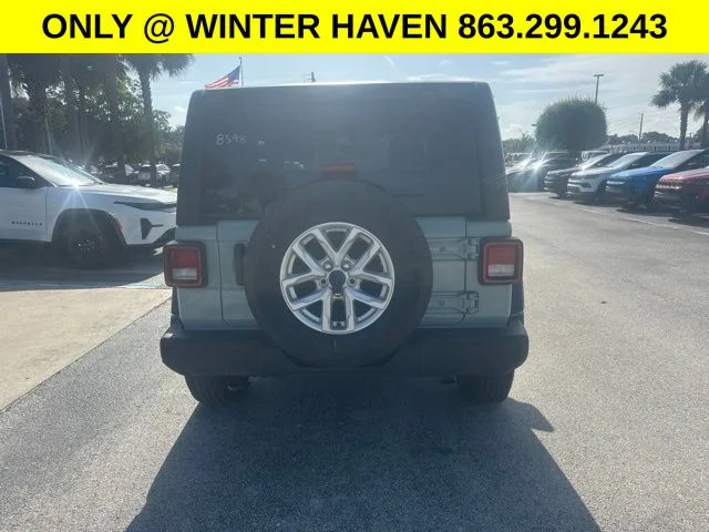 Used 2023  Jeep Sport S image 5