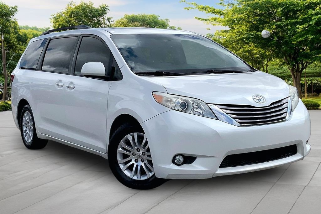 Used 2015 White Toyota XLE Premium image 3