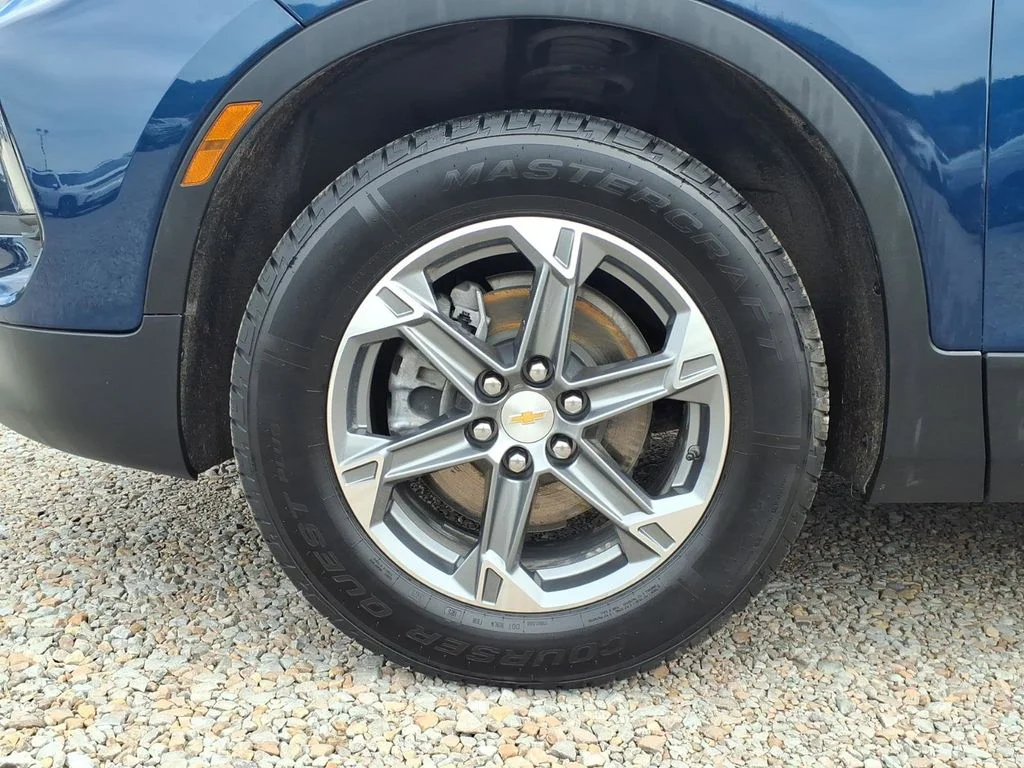 Used 2023 Blue Chevrolet LT image 9