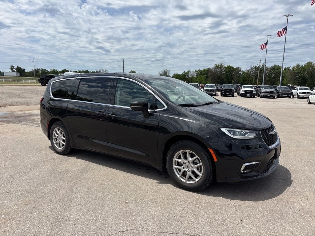 2023 Chrysler Pacifica Touring L's photo