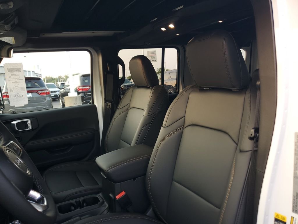 New 2026 Bright White Clear-Coat Exterior Paint Jeep Sahara image 20