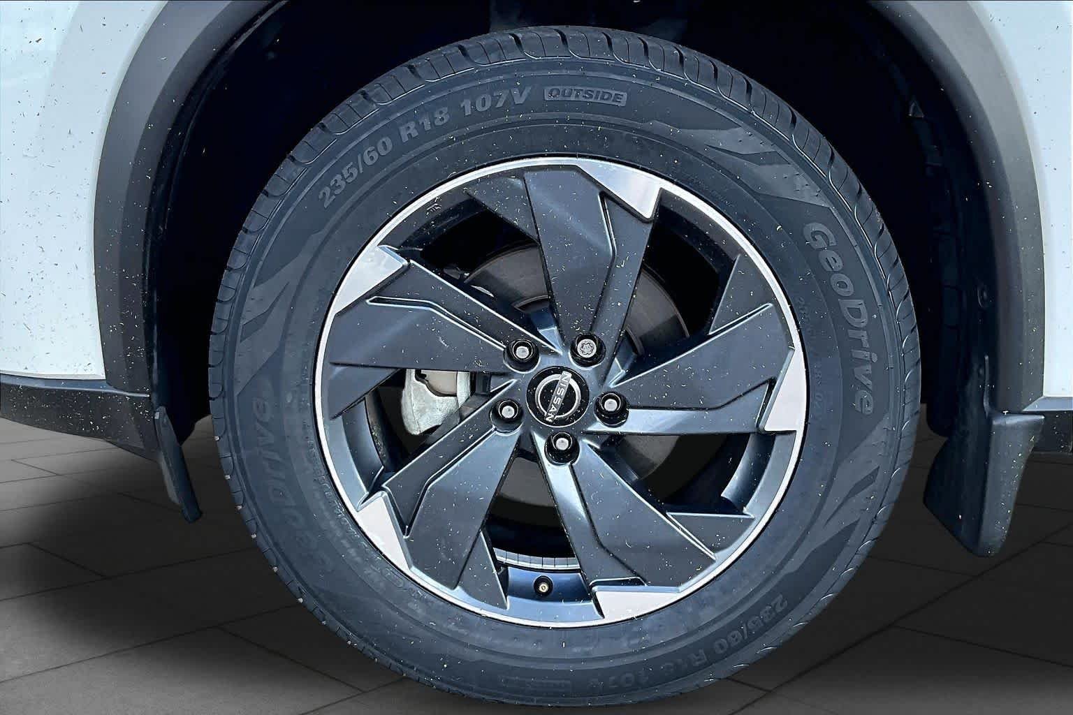 Used 2024 Everest White Pearl Nissan SV image 10
